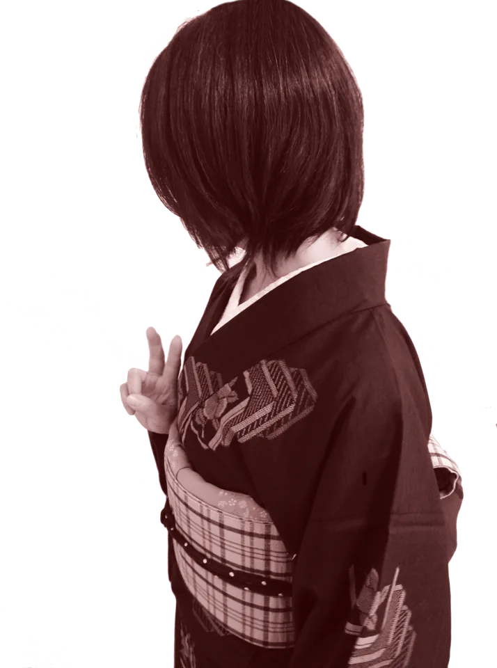 着物姿でピースサインをする後ろ姿